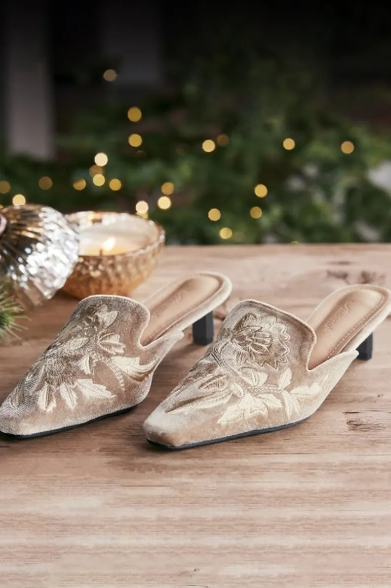Hot Soft Surroundings Carolina Embroidered Mule